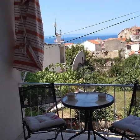 Apartment For 6 In Centar Makarska