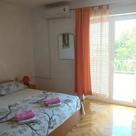 Apartment For 6 In Centar Makarska