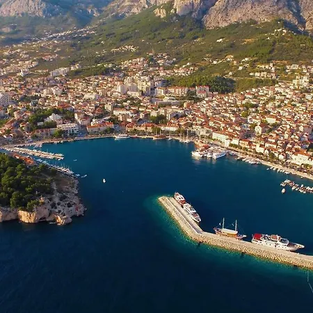 Apartment For 6 In Centar Makarska